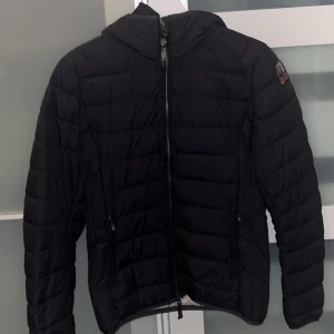 Parajumper  - Parajumper (juliet jacket) använd ungefär 2 månader inget synligt slitage. Storlek S Dam, nypris 4 900kr pris kan diskuteras vid snabb affär!