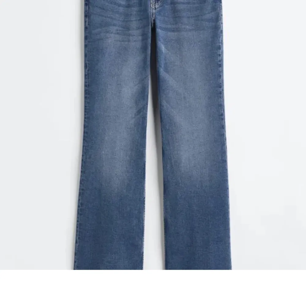 Söker dessa super snygga jeans från h&m💗bara att skriva om ni har några! Säg pris också 💕. Jeans & Byxor.