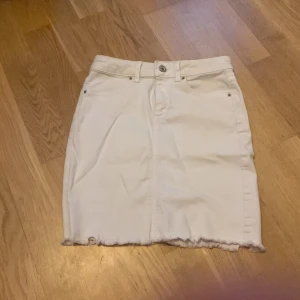 Fin kjol - Fin vit kjol från pieces i storlek xs