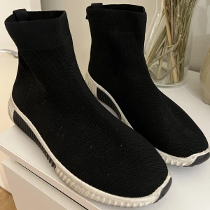 Skor - Strumpskor. Knappt använda.