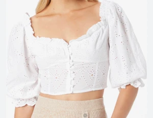 Vit topp  - En vit topp från zara. Tröjan är välanvänd och en knapp håller har gått sönder (syns på tredje bilden) annars är den i väldigt bra form. 