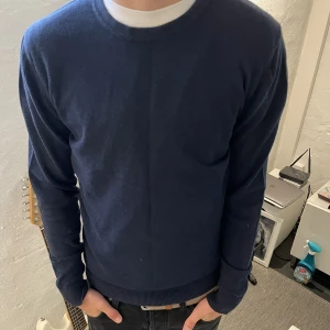 Jack & jones stickad tröja - Riktigt schysst stickad tröja från Jack & Jones! Tröjan är i princip oanvänd och i nyskick. Säljer den pga att den är för liten för mig. Är öppen för byten. Pris kan diskuteras.