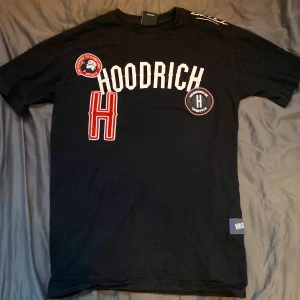 Hoodrich Tröja - Hej säljer min Hoodrich tröja. Den är i väldigt fint skick. Och är i storlek xs men skulle säga att den passar bra på folk som har storlek S också. Hör av er vid frågor eller mer bilder. 