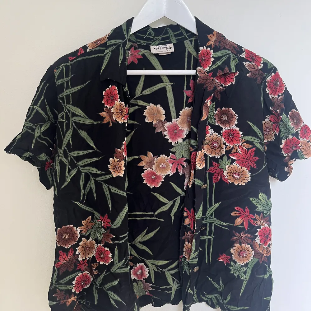 Superfin äkta hawaiiskjorta (stod på lappen att den är gjort på Hawaii😳) köpt secondhand🍹Fint skick, knapparna till skjortan är dock lite lösa men inget är trasigt:) passar storlek S-M. Skjortor.