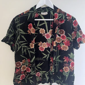 Hawaiiskjorta  - Superfin äkta hawaiiskjorta (stod på lappen att den är gjort på Hawaii😳) köpt secondhand🍹Fint skick, knapparna till skjortan är dock lite lösa men inget är trasigt:) passar storlek S-M