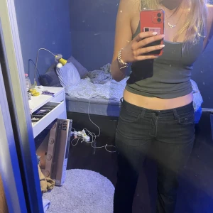 Jeans låg midjade 💕 - mörkblå lågmidjade jeans jag säljer för dom är för korta på mig som 180 och brukar ha längd storlek 46!💕💕