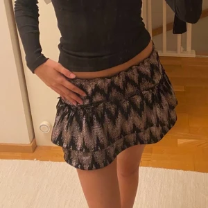 Volang mini kjol - Säljer min SPECIALBESTÄLLDA handgjorda kjol💕💕