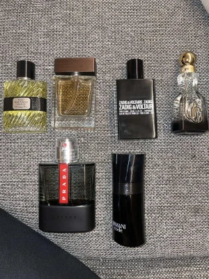 Parfym - OBS! 2500kr gäller bara om man köper alla   DIOR Eau Sauvage Parfum 50 ml  650kr (75% kvar i flaskan)  Prada Luna Rossa Carbon, EdT 100 ml 700kr   (70% kvar i flaskan)  Dolce & Gabbana The One Men Edt 50ml 450kr (55% kvar i flaskan) 