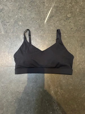Sport bh shein m 😮‍💨 - Världens skönaste sport-bh, superbra kvalitet! Men använder inte längre då jag har så många sport bhar! Storlek m men passar även en s! försten till kvarn. Klicka gärna på köp nu ❤️