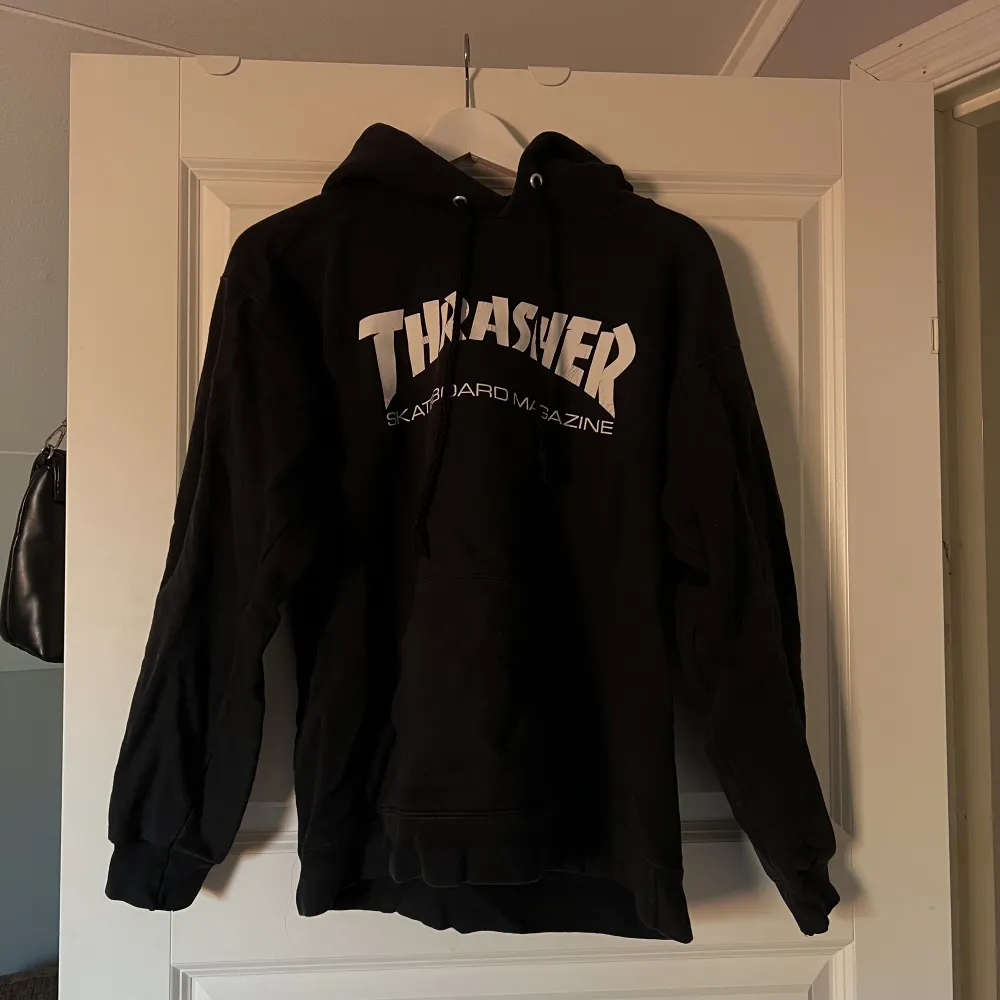 Säljer denna thrasher hoodie i storlek S, den är i använt skick men fortfarande fin (se bilder) texten och färgen lite sliten. Säljer för 200kr + frakt. Hoodies.
