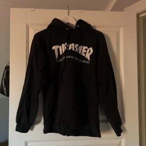 Thrasher hoodie - Säljer denna thrasher hoodie i storlek S, den är i använt skick men fortfarande fin (se bilder) texten och färgen lite sliten. Säljer för 200kr + frakt