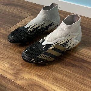 Adidas predator fotbollsskor i storlek 36 - Säljer ett par feta Adidas predator skor i skick 7/10. Sköna om du vill prova på fotboll och inte spendera för mycket pengar. Ny pris 1400kr