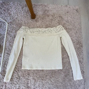 Off shoulder - Super gullig off shoulder tröja med spets som jag aldrig använt😍