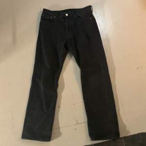 Svarta weekday jeans i storlek 30/32! Köpta 2022 men sparsamt använda. Gott skick (8,5/10). Ordinarie pris 600 kronor.
