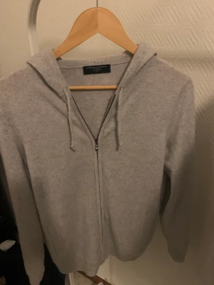 Kashmir zip - Säljer min gråa Kashmir zip storlek S 9,5/10 skick