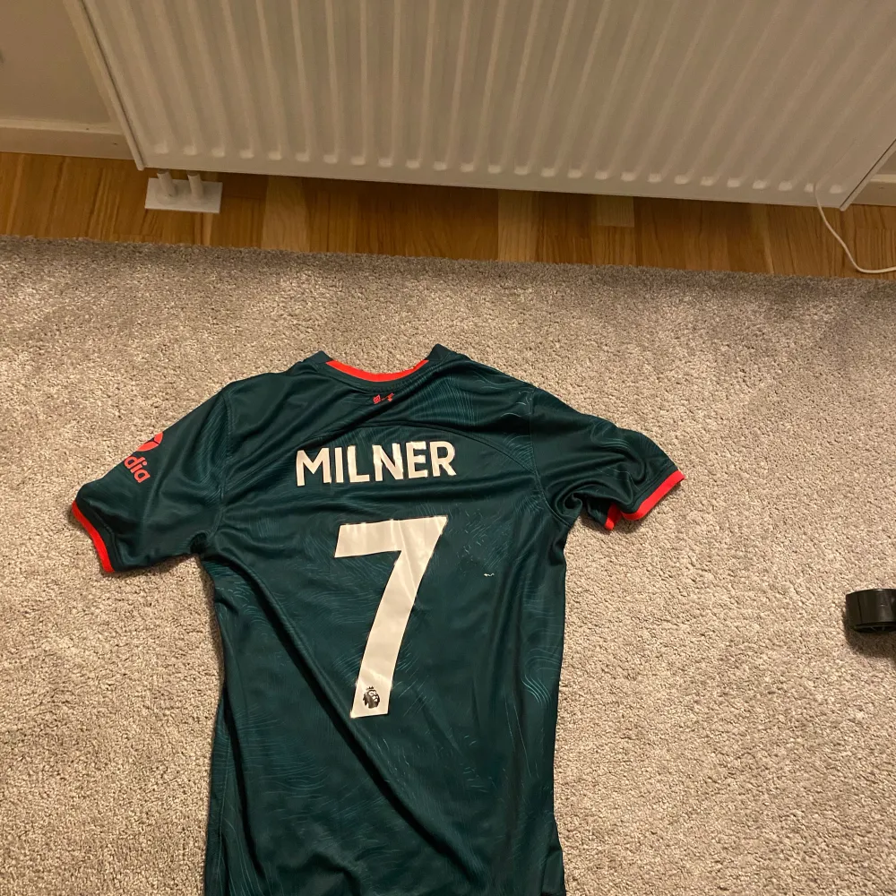 Liverpool tröja i toppskick med James Milner på ryggen. T-shirts.