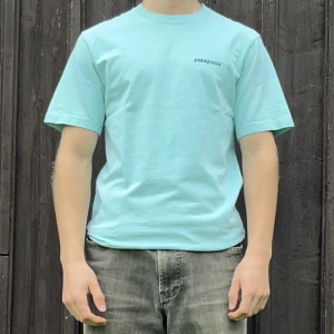 Patagonia kortärmad tröja - Tjena! Säljer min Patagonia T-shirt med fiskmotiv på ryggen! Den är 9/10 i skick och sparsamt använd. Hör av dig vid minsta lilla fundering och var inte rädd för att pruta!