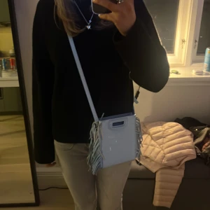 Maje väska - Superfin ljusblå maje väska i den lilla modellen som inte kommer till användning❤️ fransarna är lite smutsiga på insidan annars superfint skick köpt för drygt ett år sen i maje butiken i Paris för 235€❤️har bara långa bandet inte kedjan