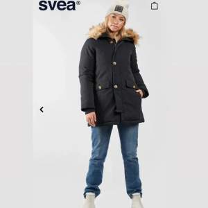 Snygg narinblå svea vinterjacka. Fuskpäls på luvan.  Märkt st xs mer som S