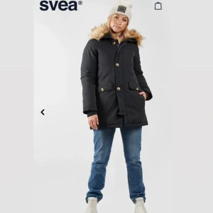 Svea dunjacka  - Snygg narinblå svea vinterjacka. Fuskpäls på luvan.  Märkt st xs mer som S