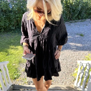 Svart klänning - Säljer den här väldigt snygga klänningen från zara!! Kan både användas vid finmiddagar eller bara en dag på stan! Skön att ha en under en varmare höst dag eller slänga över en stickad tröja över! Skriv till mig ifall du är intresserad eller har frågor🩷🩷🩷