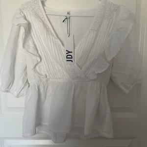 Vit blus - Jättefin vit blus från märket jdy säljer då kan fick den i födelsedagspresent men det var fel storlek, jätte fina detaljer på den och aldrig använd( lappen är kvar)💗