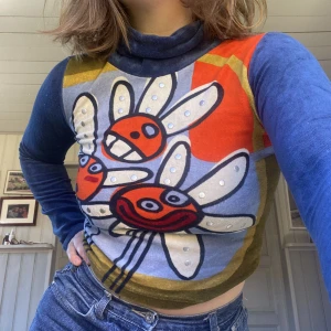 Sjukt cool sammetströja - Urcool croppad sammetströja med polo och häftigt tryck. Köpare står för frakt, men kan också mötas upp i Malmö/ Lund😆