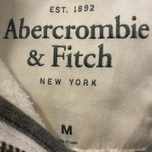 Abercrombie & Fitch zip hoodie - Använd men i fint skick, inga fläckar eller hål. Nypris 1000