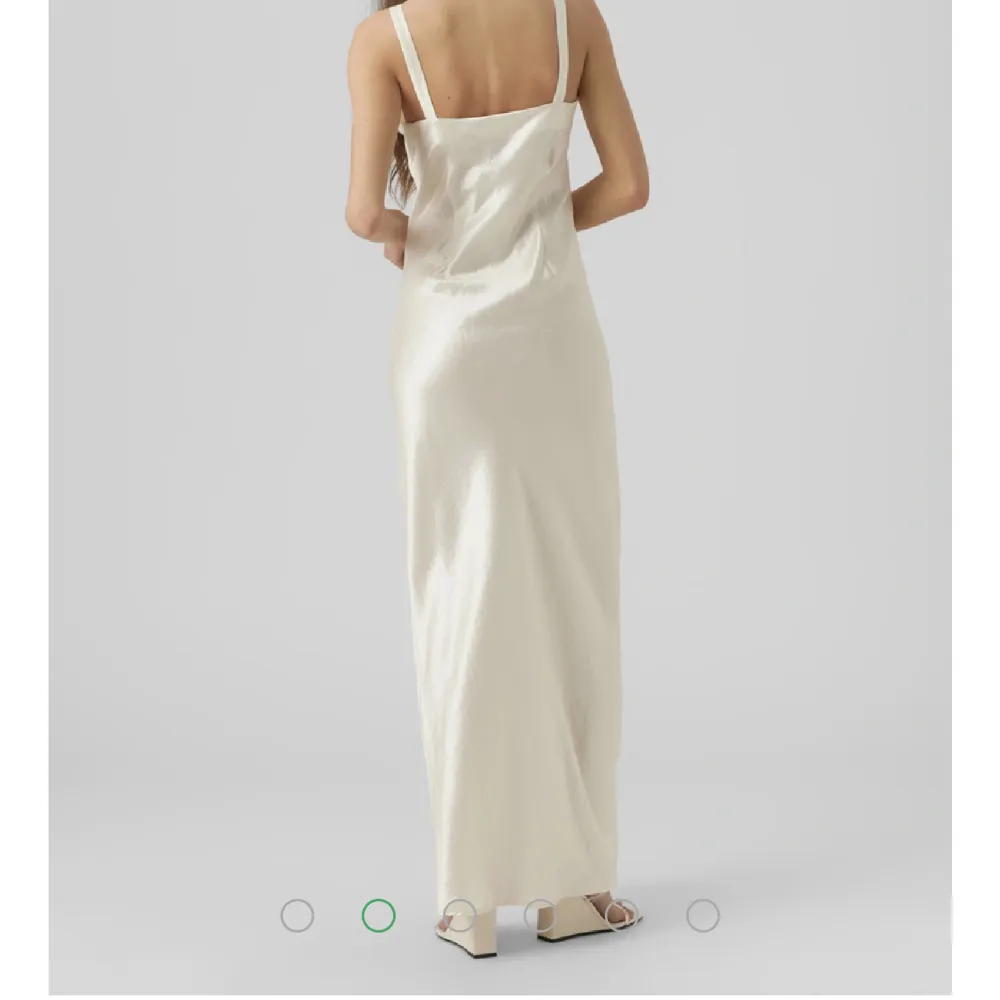 Säljer denna nya och slutsålda klänningen från Mathilde gøhlers kollektiv i xs. Prislapp kvar och aldrig använd. Köpt för 700kr. Klänningar.