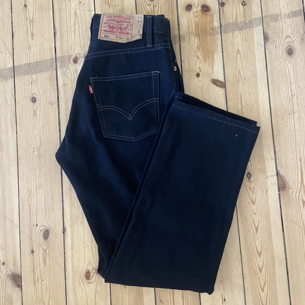 Perfekta svarta Levis-jeans, ännu mer svarta än vad dom ser ut på bilden! . Jeans & Byxor.