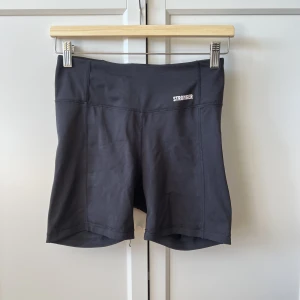 Cykelbyxor - Svarta cykelbyxor från stronger. Har en lite ”ficka” bak i midjan där man rymmer typ hörlurar och nycklar (ingen dragkedja). Sparsamt använda. Kom med prisförslag eller köp direkt, skicka ett meddelande vid frågor😊