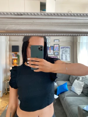 Volangtopp från zara 🪅🪅🪅 - Volangtopp från zara!!! Använd Max 5 gånger så toppenskick!!🖤