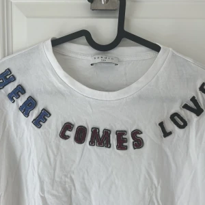 Chill tisha från sandro - Sommar tisha från Sandro paris, om fu har fler frågor är de bara att ställa dem🩷