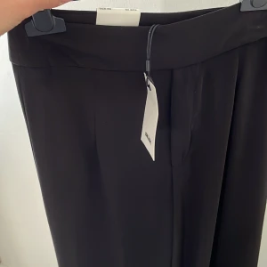 NEW IN KOSTYMBYXOR - Kostymbyxor från bikbok är ett MÅSTE att ha i garderoben, de går att klä upp och ner!! Har 2 stycken helt nya få båda till 600kr eller 300kr styck!! Du hittar bara en byxa för ca 399-599 i butik, så passa på storlek XS 🙌🏽🌸