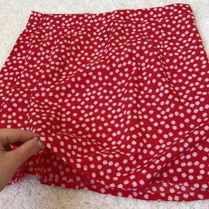 NEW IN KJOL - En riktigt snygg & söt kjol, passar utmärkt för en utekväll med någon snygg topp upptill eller så kan man också klä ner med en basic T-shirt👌🏽🌸