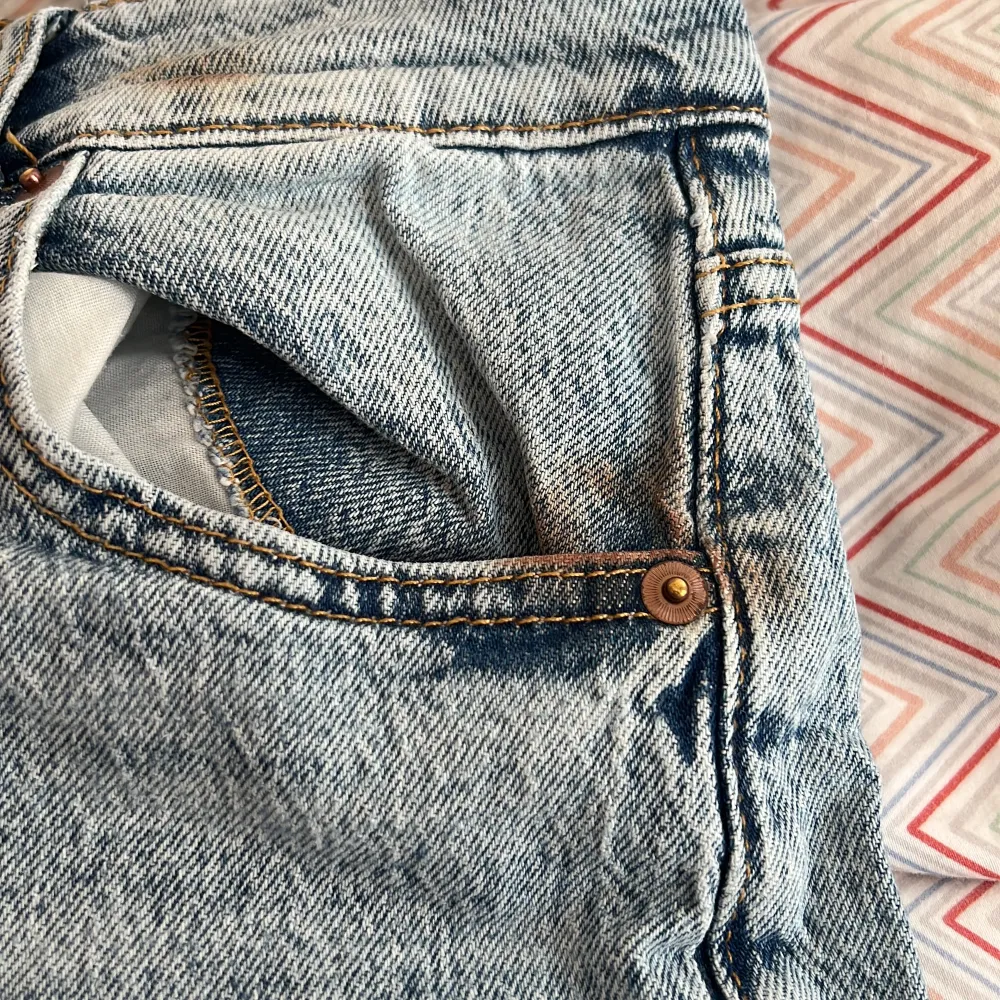 Detta är ett par jättefina mid-high waist jeans från HM i storlek 36. Säljer dessa pga. av att jag har för många par jeans och har därför inte haft tid att använda dessa särskilt mycket.. Jeans & Byxor.