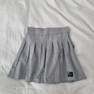 Plisserad minikjol bershka - Den superpopulära minikjolen från bershka i grått! Vill bara kommentera att den är lite svår att stryka, lättare om man har en steamer!!