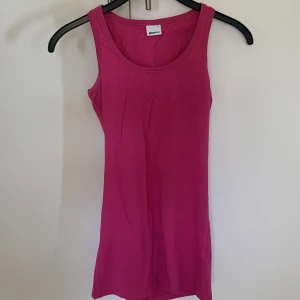 Klänning - En klänning från Gina tricot i stl S