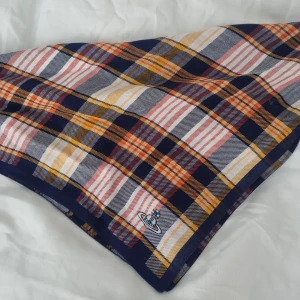 Vivienne westwood scarf - Vivienne westwood scarf köpt i London förra året. Den är superfin! Knappt använd. 
