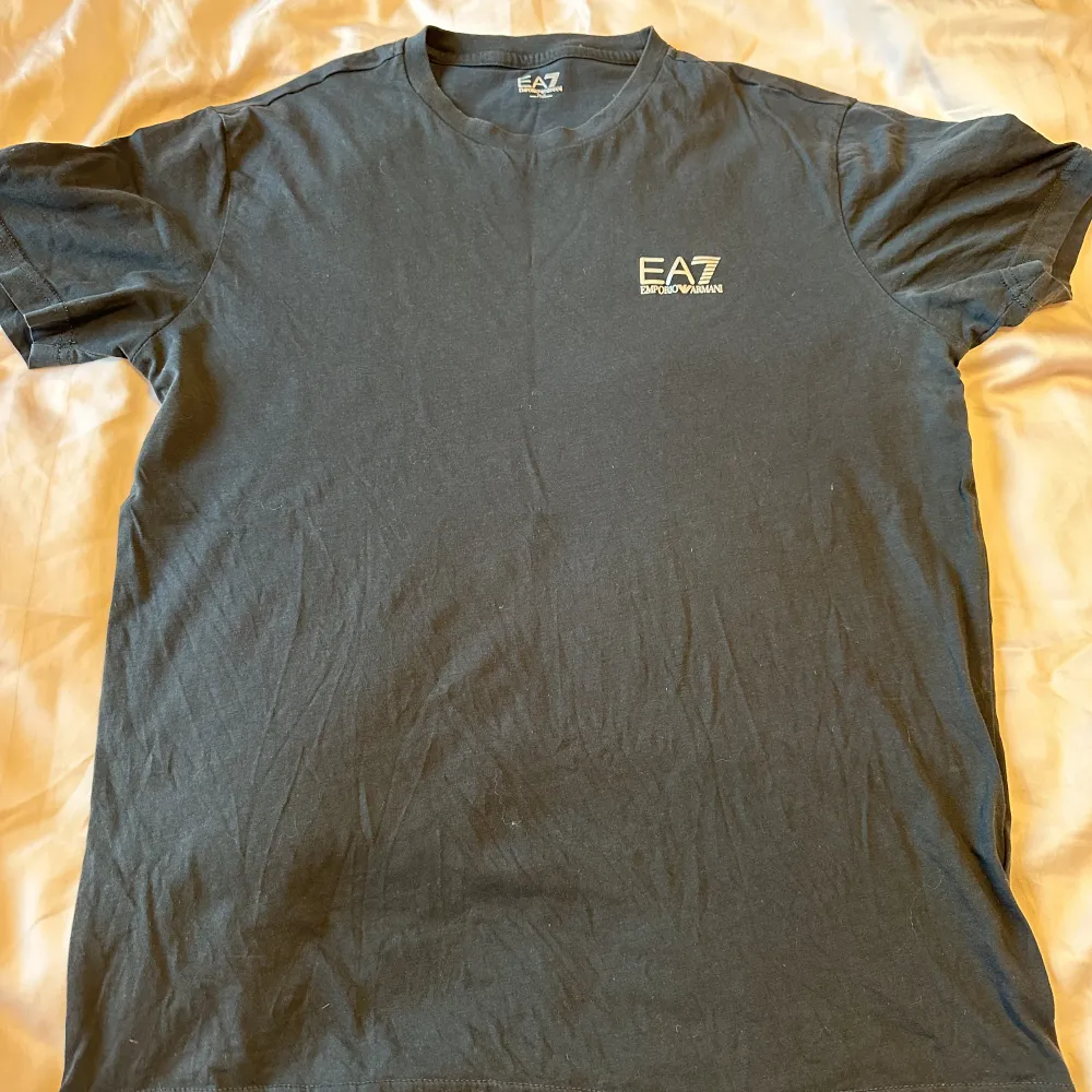 Säljer en går T-shirt från Armani EA7 i användt skick.  Köpare står för frakt 📦. T-shirts.