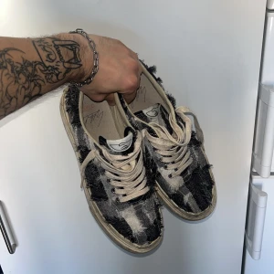 tvärfeta SWC Samples US9 - helt skitzade samples från SWC i distressad denim patchwork sample så venne vi kan säga dom är 1 of 1 eller nån skit du kan hassla nån på grailed genom att säga och taxxa men iaf men rare af fashoo riktigt feta för opium fitten cmonnnn. kan tvätta lite ok