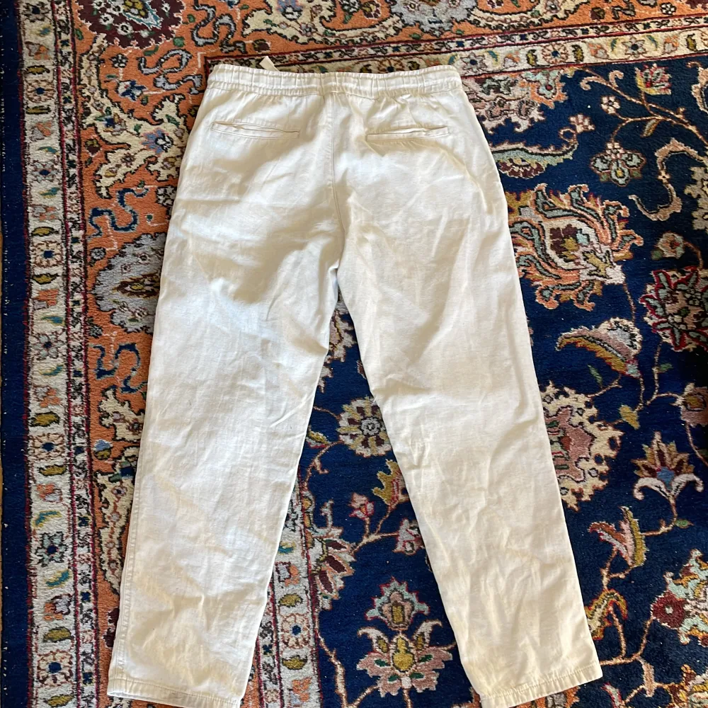 Linnebyxor från Zara Storlek L 175-180. Jeans & Byxor.