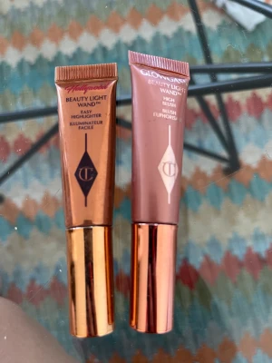 Charlotte tillbuy blush/highlighter - Säljes som ett set. Krämrouge i pinkgasm 5 ml samt highlighter i spotlight 5 ml. Endast testade 