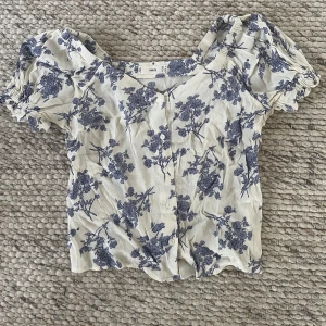 Blus - Blus som även har tillhörande kjol.