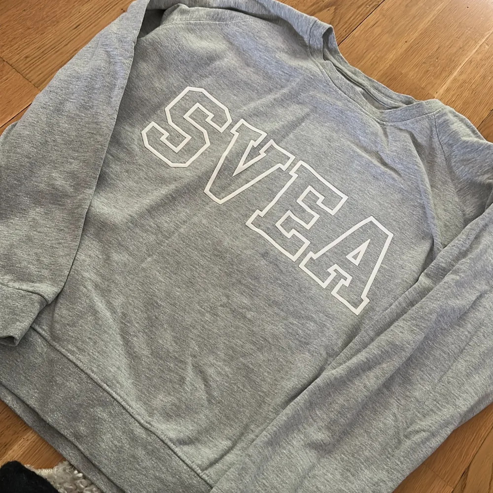 Oanvänd sweatshirt från Svea! Nypris 450kr . Tröjor & Koftor.