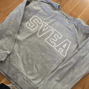 Oanvänd sweatshirt från Svea! Nypris 450kr 