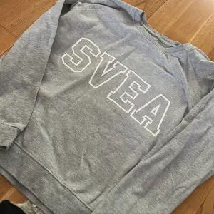 Oanvänd sweatshirt från Svea! Nypris 450kr 