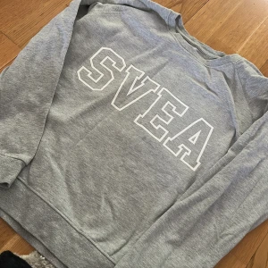 Sweatshirt - Oanvänd sweatshirt från Svea! Nypris 450kr 