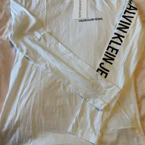 Säljer en långärmad vit Calvin Klein tröja som aldrig är använd, prislapp kvar.  Köpare står för frakt 📦