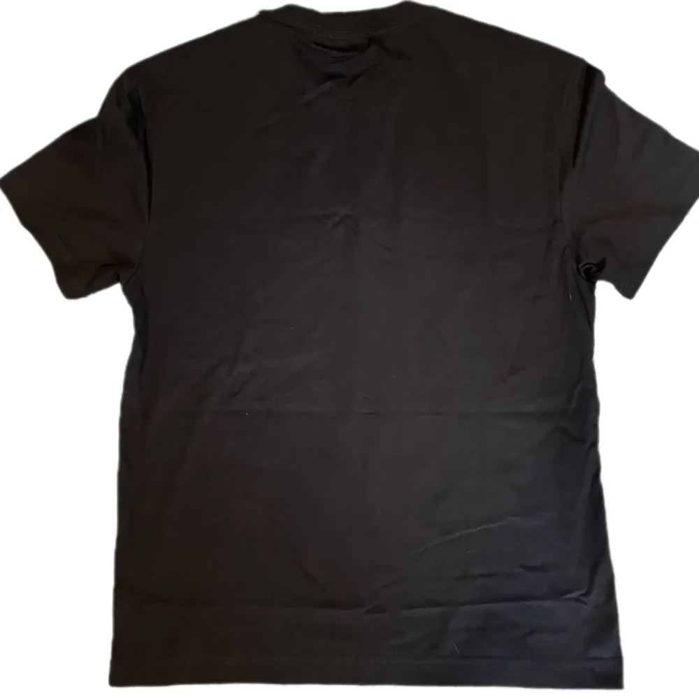 en svart t-shirt med tryck från weekday storlek S men passar nog M eftersom den ör oversize, perfekt skick . T-shirts.